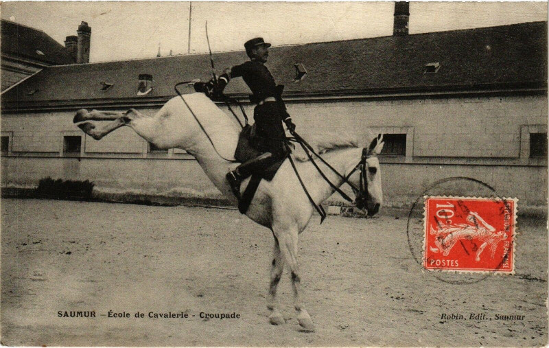 Carte postale ancienne Saumur - Ecole de Cavalerie - Croupade à Saumur