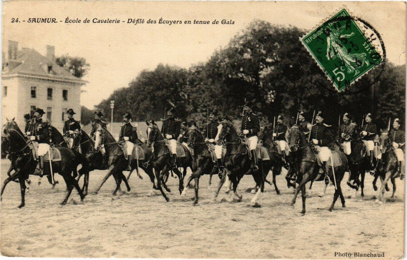 Carte postale ancienne Saumur - Ecole de Cavalerie - Defile des Ecuyers en tenue de Gala à Saumur
