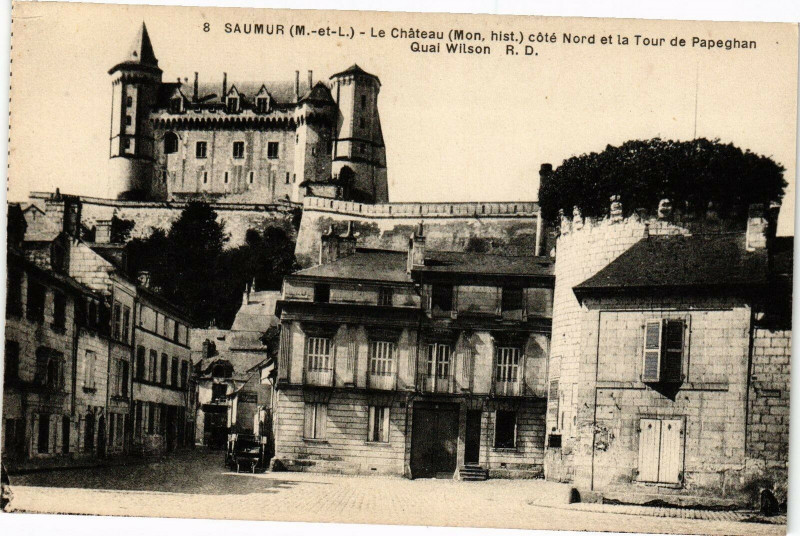 Carte postale ancienne Saumur - Le Chateau (Mon.hist) cote Nord et la Tour... à Saumur