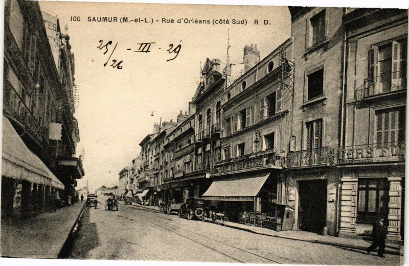 Carte postale ancienne Saumur - Rue d'Orleans (cote Sud) à Saumur