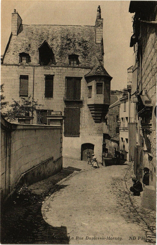 Carte postale ancienne Saumur - La Rue DuPLESSIS-Mornay à Saumur