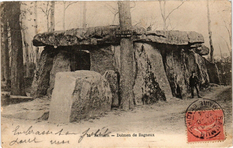 Carte postale ancienne Saumur - Dolmen de Bagneux à Saumur