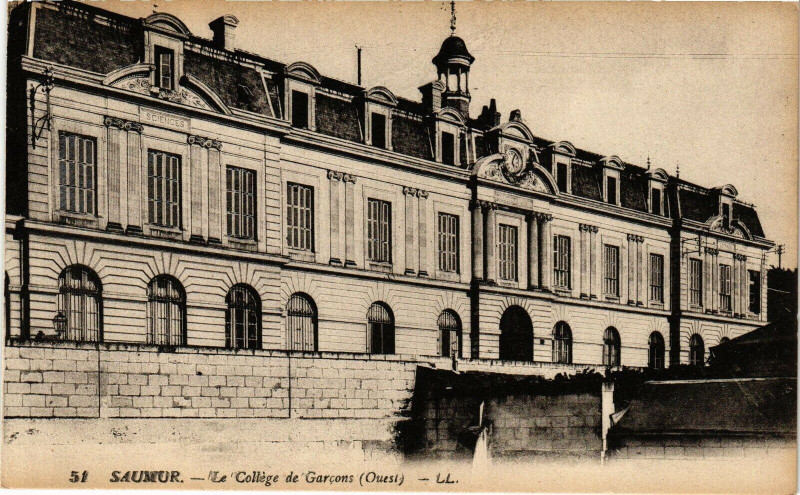 Carte postale ancienne Saumur - Le College de Garcons à Saumur