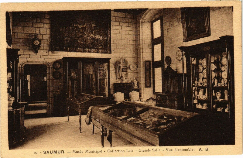 Carte postale ancienne Saumur - Musée Municipal - Collection Lair - Grande Salle - Vue à Saumur