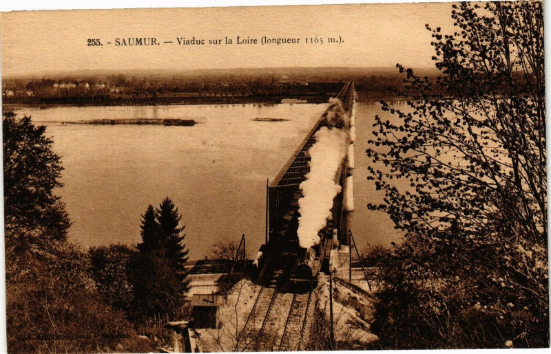 Carte postale ancienne Saumur - Viaduc su la Loire (longueur 1165m) à Saumur