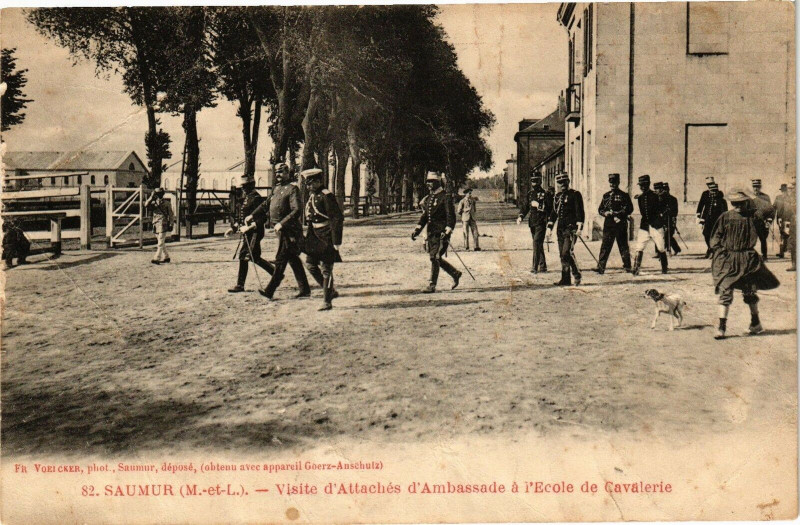 Carte postale ancienne Saumur - Visite d'Attaches a l'Ecole de Cavalerie à Saumur