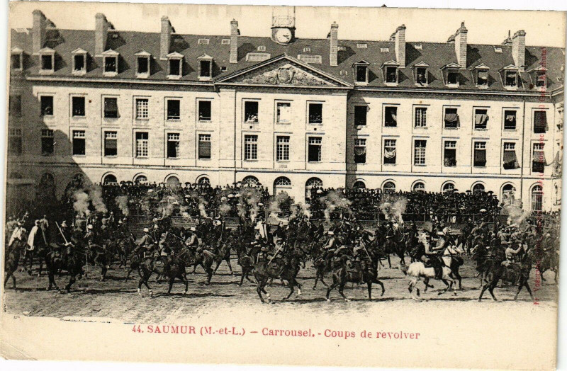 Carte postale ancienne Saumur - Carousel - Coups de revolver à Saumur