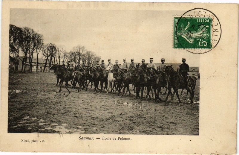 Carte postale ancienne Saumur - Ecole de Peloton à Saumur