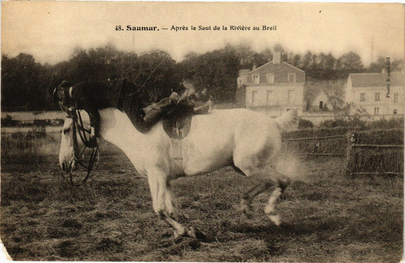 Carte postale ancienne Saumur - Apres le Saut de la Riviere au Breil à Saumur
