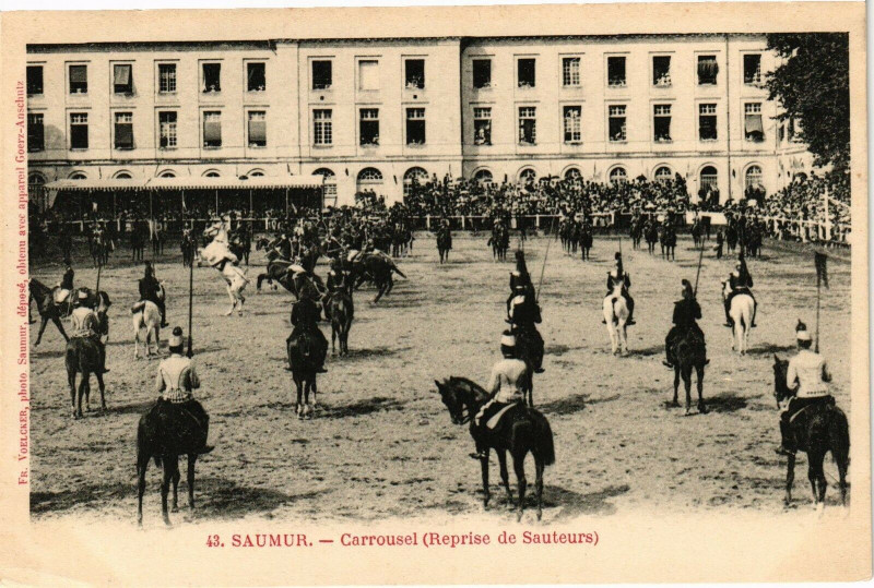 Carte postale ancienne Saumur - Carrousel (Reprise de Sauteurs) à Saumur