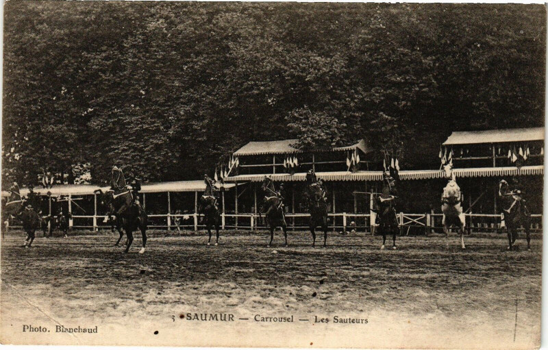 Carte postale ancienne Saumur - Carrousel - Les Sauteurs à Saumur