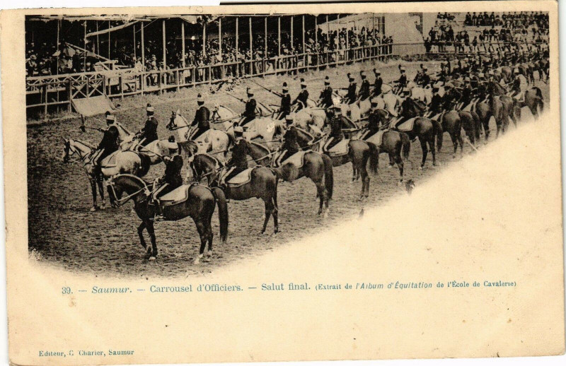 Carte postale ancienne Saumur - Carrousel d'Officiers - Salut final (Extrait de l'Album.. à Saumur