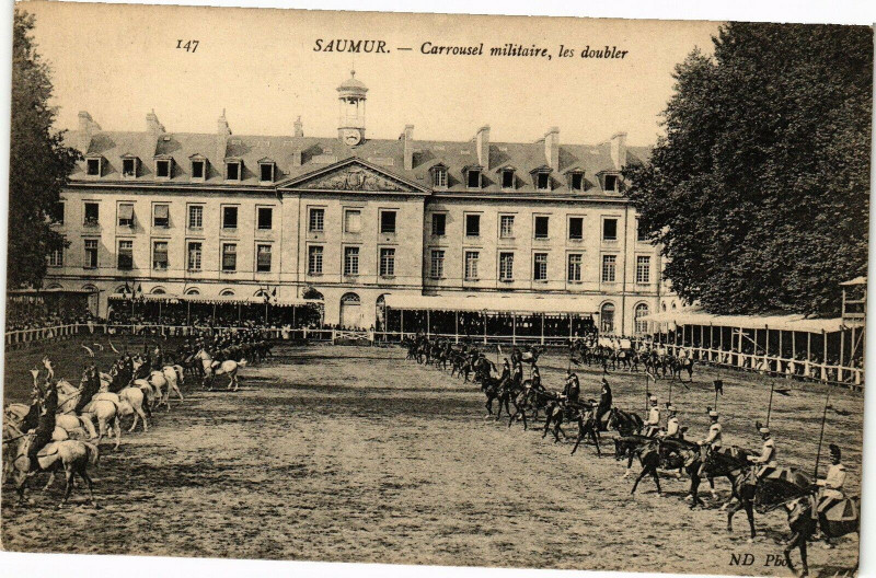 Carte postale ancienne Saumur - Carrousel militaire les doubler à Saumur