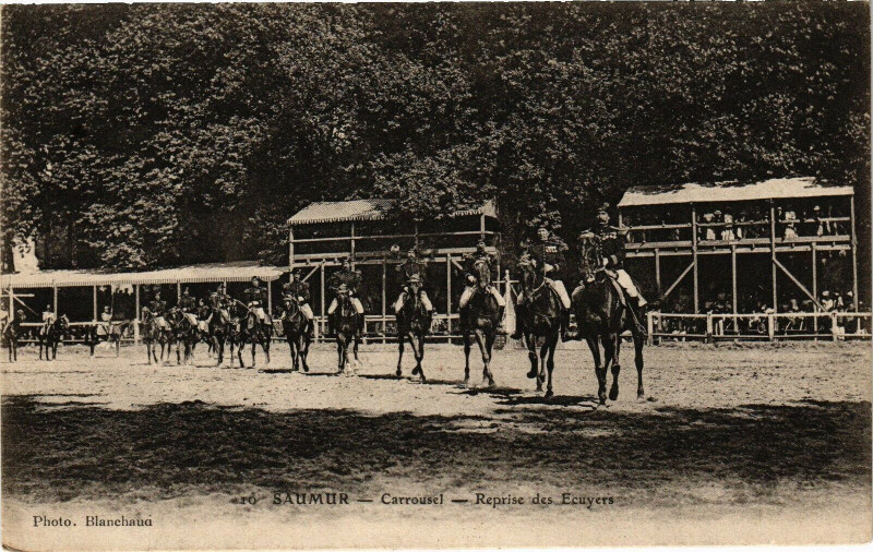 Carte postale ancienne Saumur - Carrousel - Reprise des Ecuyers à Saumur