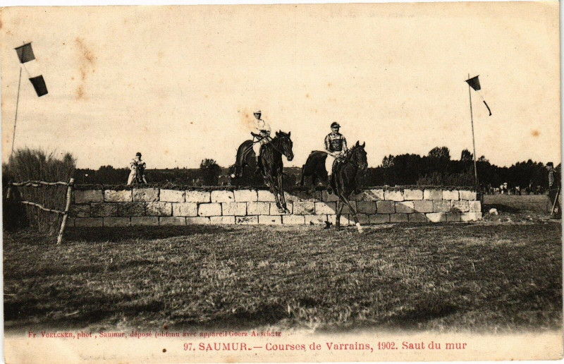 Carte postale ancienne Saumur - Courses de Varrains 1902 Saut du mur à Saumur