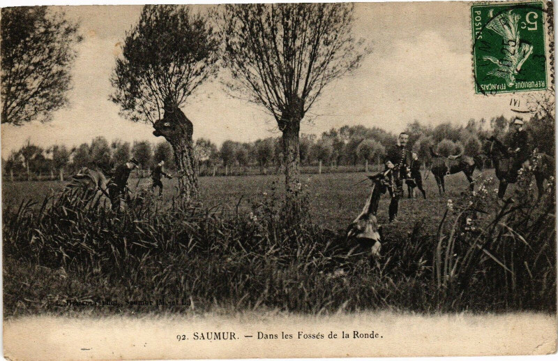 Carte postale ancienne Saumur - Dans Les Fosses de la Ronde à Saumur