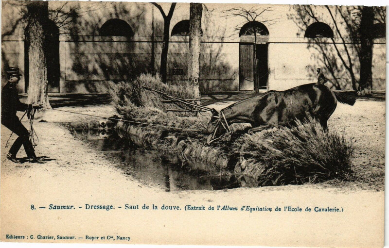 Carte postale ancienne Saumur - Dressage - Saut de la douve (Extrait de l'Album à Saumur