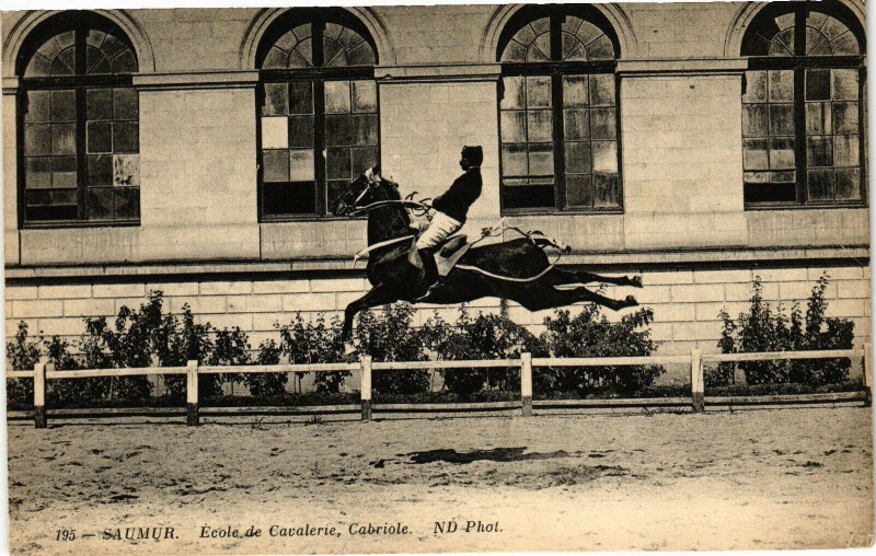 Carte postale ancienne Saumur - Ecole de Cavaerie Cabriole à Saumur