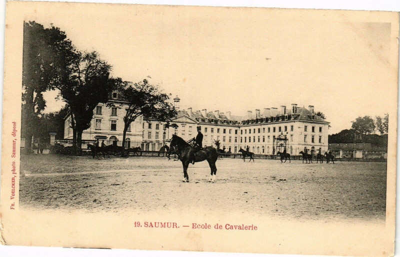 Carte postale ancienne Saumur - Ecole de Cavalerie à Saumur
