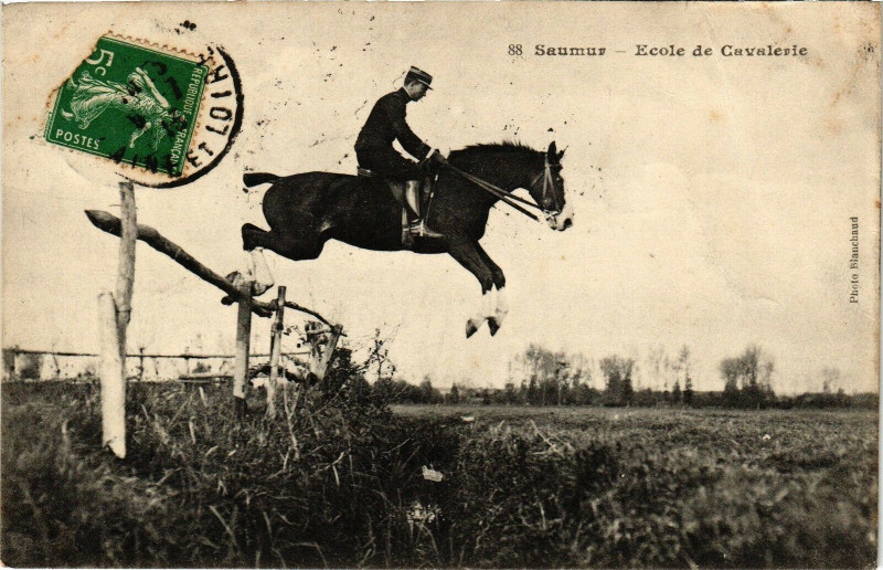 Carte postale ancienne Saumur - Ecole de Cavalerie à Saumur