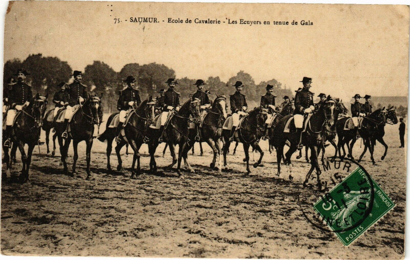 Carte postale ancienne Saumur - Ecole de Cavaliere - Les Ecuyers en tenue de Gala à Saumur