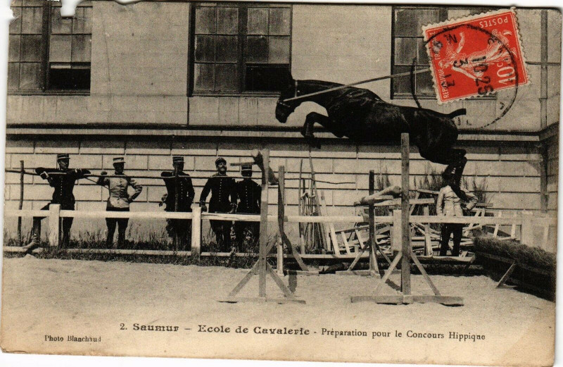 Carte postale ancienne Saumur - Ecole de Cavalierie-Preparation pour le Concours Hippique à Saumur