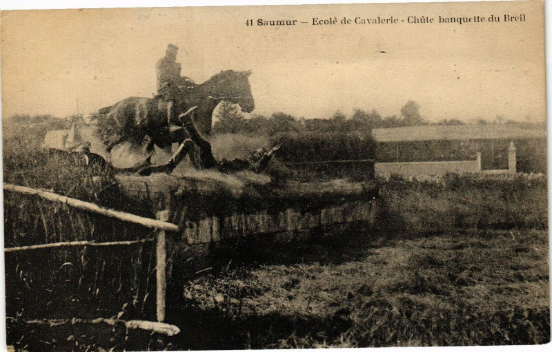 Carte postale ancienne Saumur - Ecole de Cavalerie-Chute banquelte du Breil à Saumur