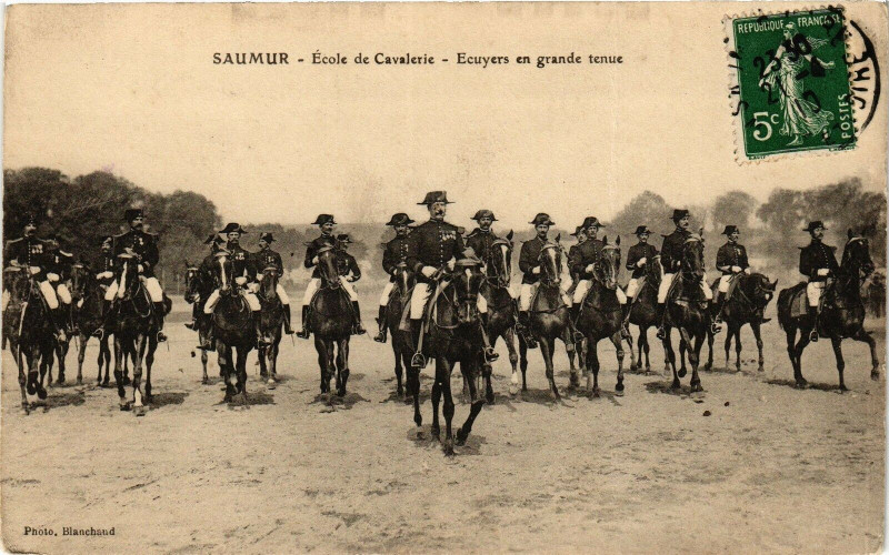 Carte postale ancienne Saumur - Ecole de Cavalerie-Ecuyers en grande tenue à Saumur