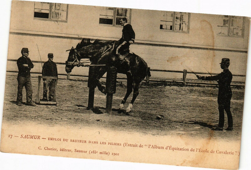 Carte postale ancienne Saumur - Emploi du Sauteur dans les Piliers (Extrait de l'Album à Saumur