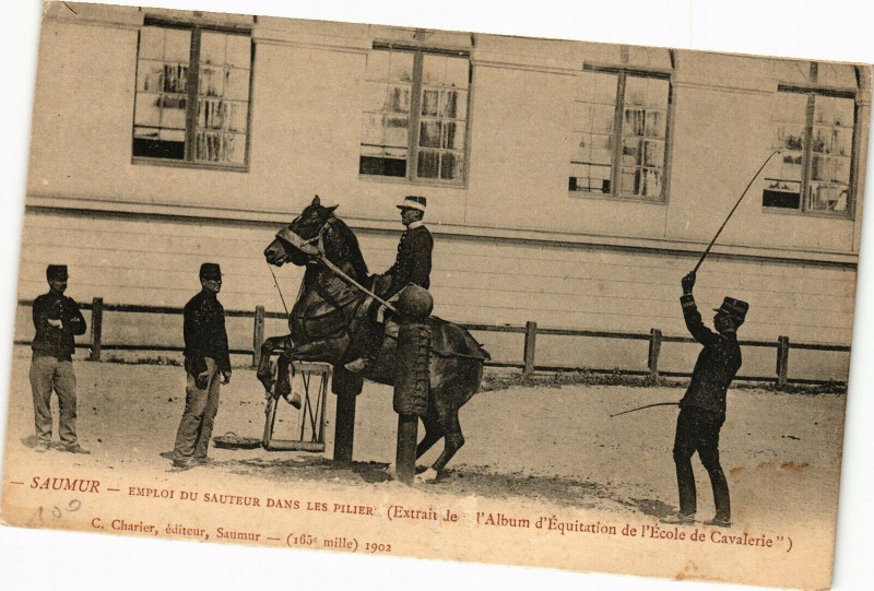 Carte postale ancienne Saumur - Emploi du Sauteur dans les Piliers (Extrait de l'Album à Saumur