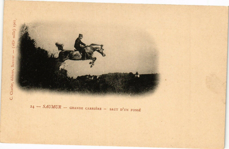 Carte postale ancienne Saumur - Grande Carriere - Saut d'un Fosse à Saumur