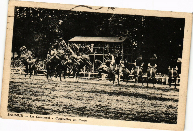 Carte postale ancienne Saumur - le Carrousel - Courbettes en Croix à Saumur