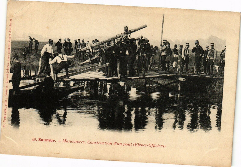 Carte postale ancienne Saumur - Manceuvres Constuction d'un pont (Eleves-Officiers) à Saumur