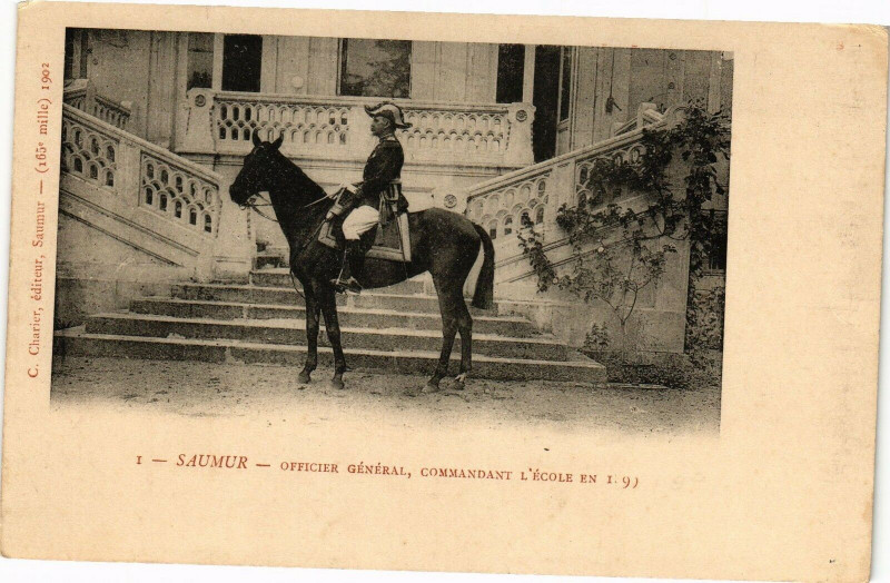 Carte postale ancienne Saumur - Officier général commandant l'Ecole en I.9 à Saumur
