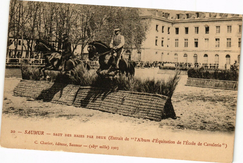 Carte postale ancienne Saumur - Saut des Hajes par Deux (Extrait de L'Album d'equitation à Saumur