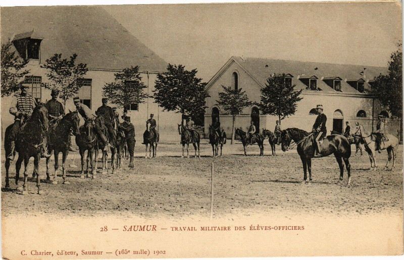 Carte postale ancienne Saumur - Travail Militaire des Eleves-Officiers à Saumur