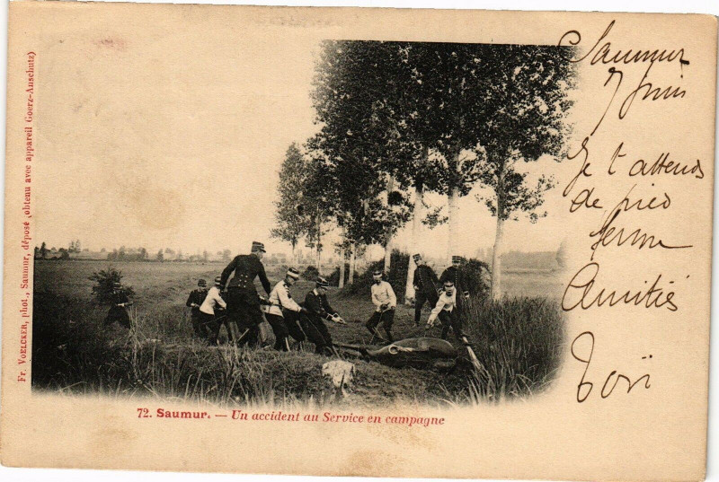 Carte postale ancienne Saumur - Un accident an Service en compagne à Saumur