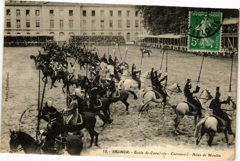 Carte postale ancienne Saumur - Ecole de Cavaliere - Carrousel - Alles de Moulin à Saumur