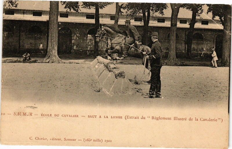 Carte postale ancienne Saumur - Ecole du Cavalier - Saut a la Longe à Saumur