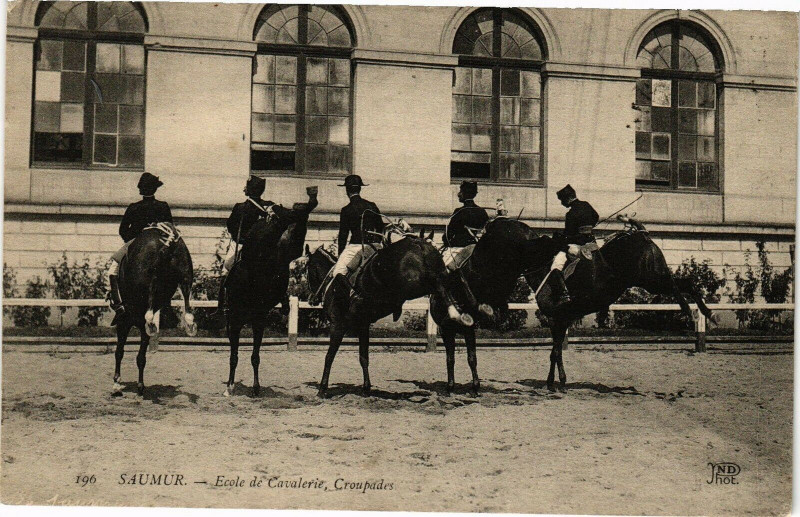 Carte postale ancienne Saumur - Ecole de Cavalerie Croupades à Saumur
