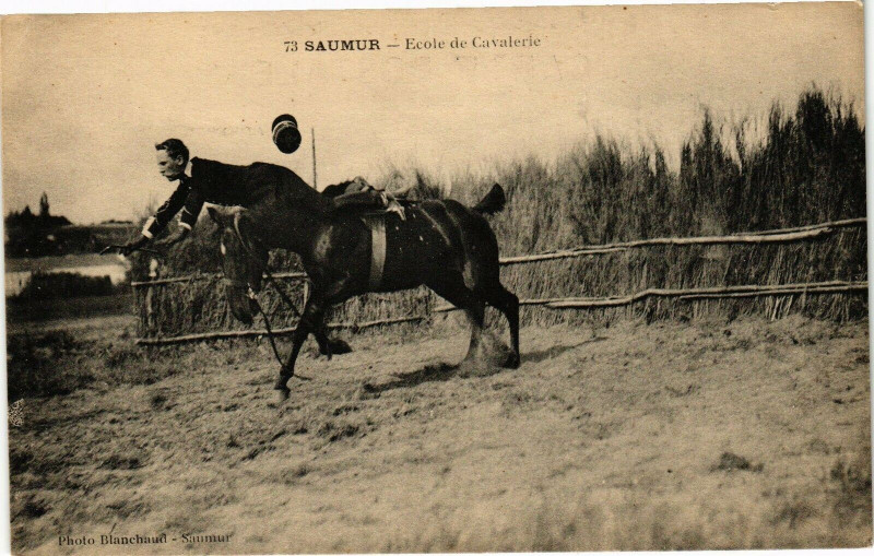 Carte postale ancienne Saumur - Ecole de Cavalierie à Saumur