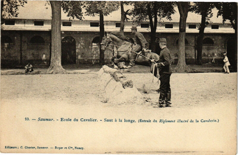 Carte postale ancienne Saumur - Ecole du Cavalier - Saut a la longe (Extrait du Regiment à Saumur