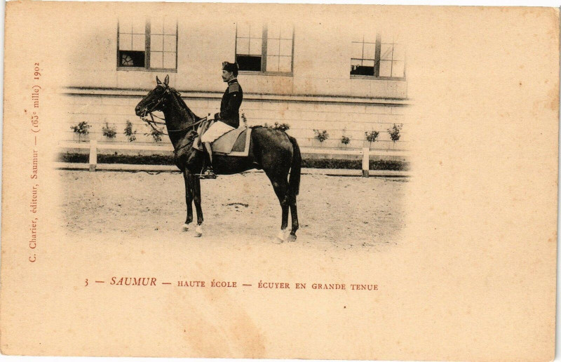 Carte postale ancienne Saumur - Haute Ecole - Ecuyer en Grande Tenue à Saumur