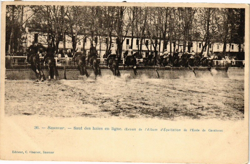 Carte postale ancienne Saumur Saut des haies en ligne (Estrait de l'Album d'Equitation.. à Saumur