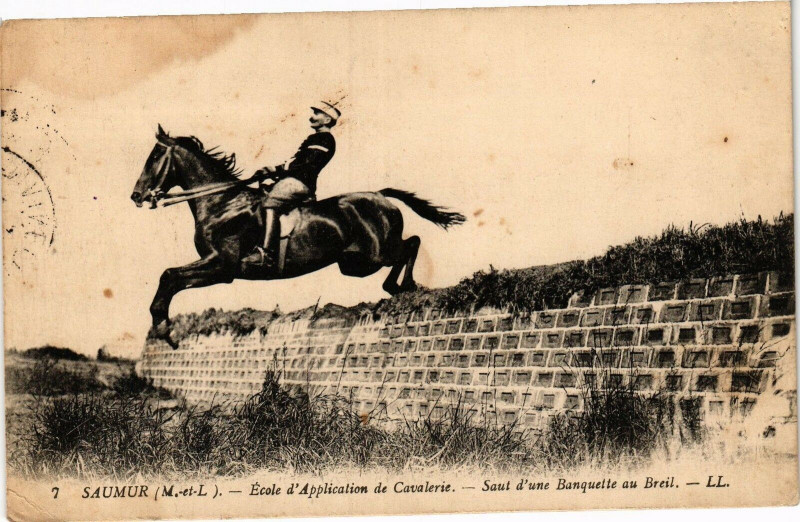 Carte postale ancienne Saumur - Ecole d'Application de Cavalerie - Saut d'une à Saumur