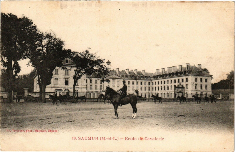 Carte postale ancienne Saumur - Ecole de Cavalerie à Saumur