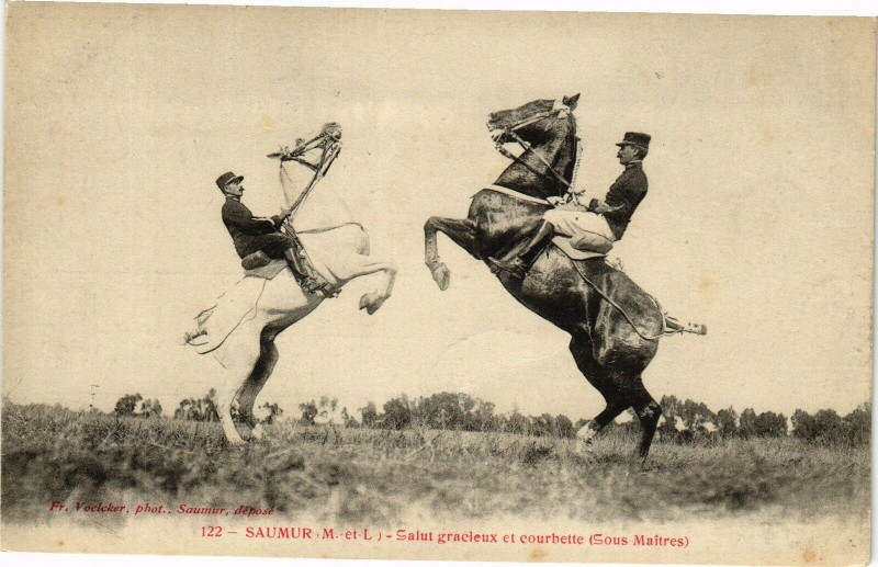Carte postale ancienne Saumur - Salut gracieux et courbette (Sous Maitres) à Saumur