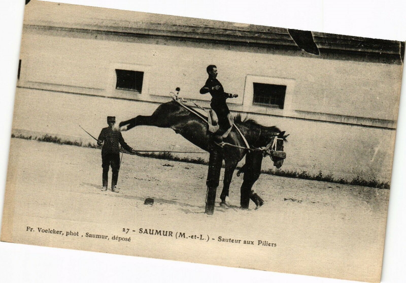 Carte postale ancienne Saumur - Sauteur aux Piliers à Saumur