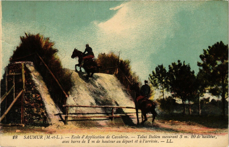 Carte postale ancienne Saumur - Ecole d'Application de Cavalerie - Talus Italien.. à Saumur
