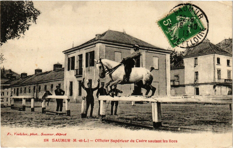 Carte postale ancienne Saumur - Officier Superieur du Cadre sautant les lices à Saumur